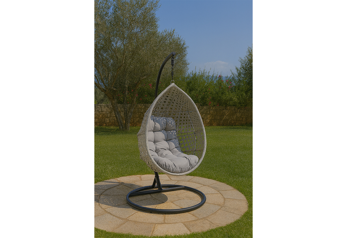 Απεικονίζεται η πολυθρόνα σε έναν εξωτερικό χώρο.